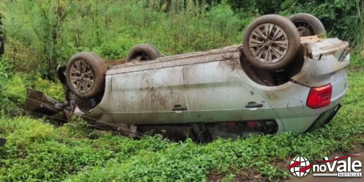 Saída de pista seguida de capotamento deixa motorista ferido na BR-282