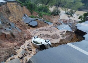 Carro com ocupantes cai em cratera aberta na BR-470 após deslizamento em SC