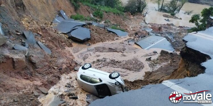 Carro com ocupantes cai em cratera aberta na BR-470 após deslizamento em SC