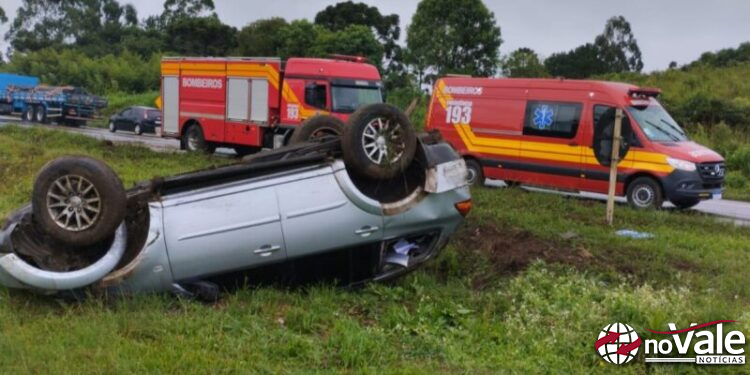 Condutor fica ferido em saída de pista na BR-470