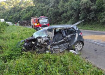 Grave colisão entre carro e caminhão deixa mulher ferida em Catanduvas