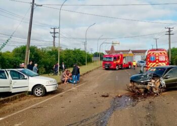 Colisão frontal entre carros deixa homem ferido na SC-355