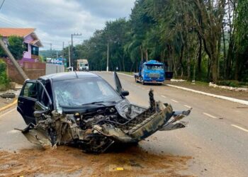 Quatro pessoas ficam feridas em colisão de carro em poste
