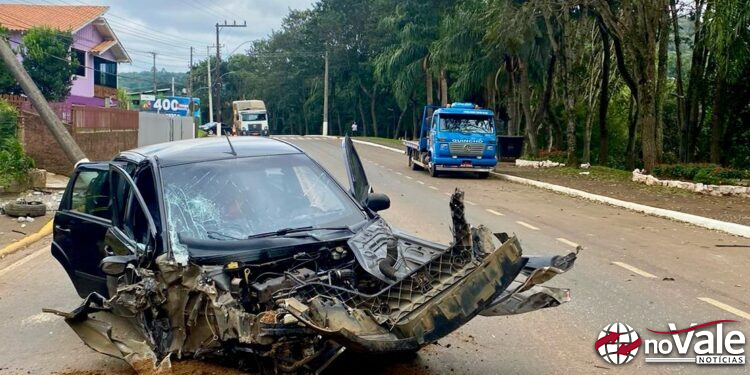 Quatro pessoas ficam feridas em colisão de carro em poste