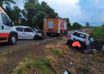 Colisão frontal entre veículos deixa quatro pessoas feridas na SC-355 em Jaborá