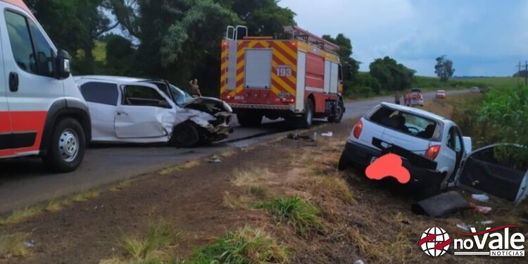 Colisão frontal entre veículos deixa quatro pessoas feridas na SC-355 em Jaborá