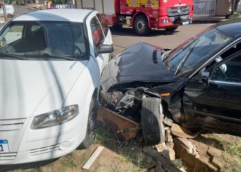 Condutor de BMW colide em veículo estacionado em Fraiburgo