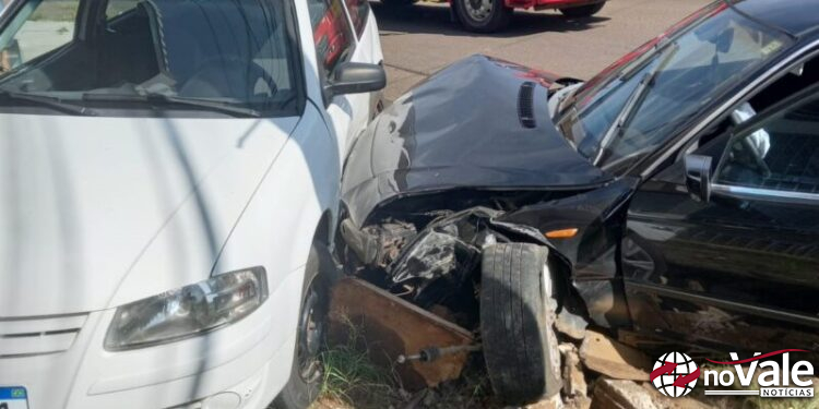 Condutor de BMW colide em veículo estacionado em Fraiburgo