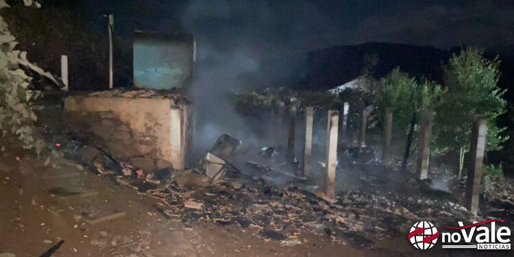 Incêndio destrói residência em Rio das Antas