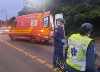 Colisão entre carro e moto deixa motociclista ferido