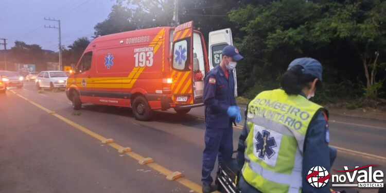 Colisão entre carro e moto deixa motociclista ferido