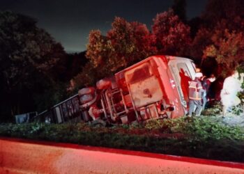 Ônibus que transportava 37 passageiros capota em ribanceira na Serra