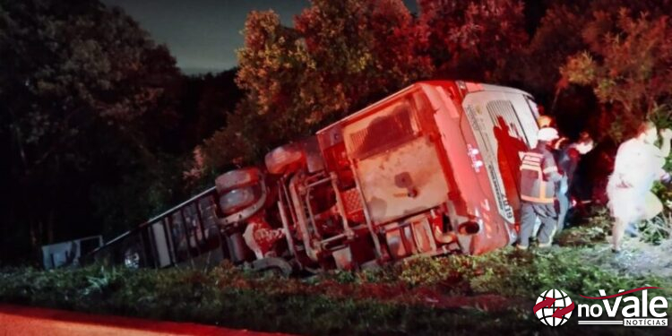 Ônibus que transportava 37 passageiros capota em ribanceira na Serra