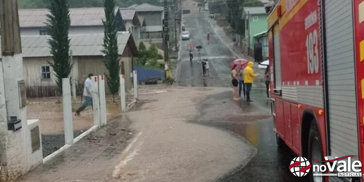 Chuva forte alaga ruas e invade casas em Salto Veloso