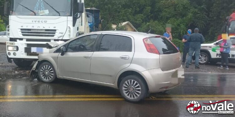 Motorista fica ferido em colisão entre veículo e caminhão na SC-135