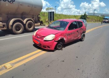 Automóvel colide contra rodado de caminhão na BR-282 em Xaxim