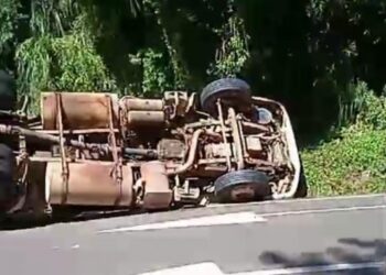 Motorista perde o controle e carreta tomba na BR-282 em Catanduvas