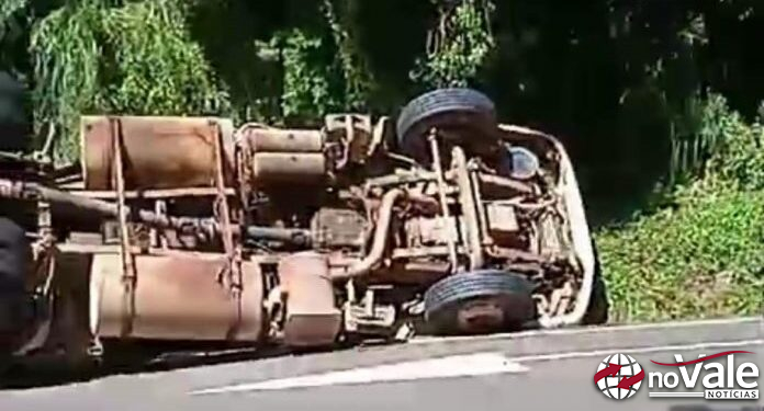 Motorista perde o controle e carreta tomba na BR-282 em Catanduvas