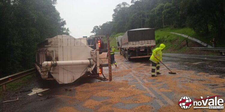 Colisão entre caminhões seguida de tombamento causa vazamento de combustível na BR-116
