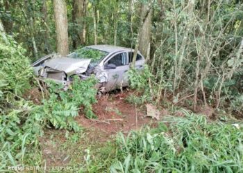 Jovem fica ferido ao sair da pista e colidir carro contra árvores na BR-282