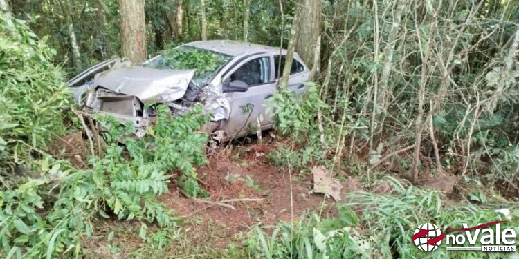 Jovem fica ferido ao sair da pista e colidir carro contra árvores na BR-282