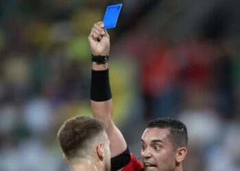 Cartões azuis serão introduzidos no futebol profissional