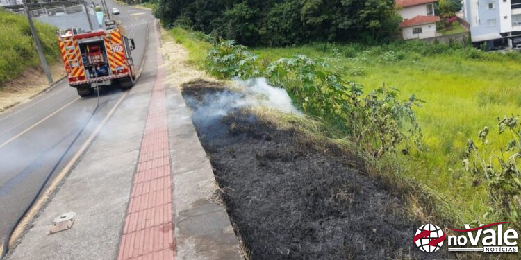 Bombeiros combatem fogo em vegetação no centro de Capinzal