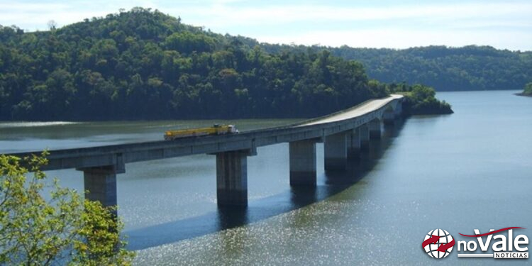 Bombeiros fazem buscas por homem desaparecido no lago da usina na BR-153 entre SC e RS