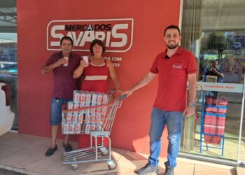 Mercados Savaris e Nativa FM entregam 100 latas de cerveja na promoção de Carnaval