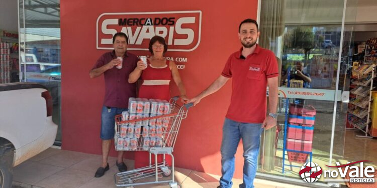 Mercados Savaris e Nativa FM entregam 100 latas de cerveja na promoção de Carnaval