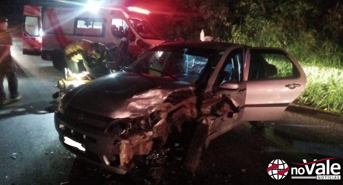 Bombeiros atendem colisão entre carros da SC-155 em Itá