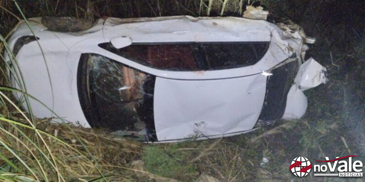 Saída de pista deixa três feridos em Curitibanos