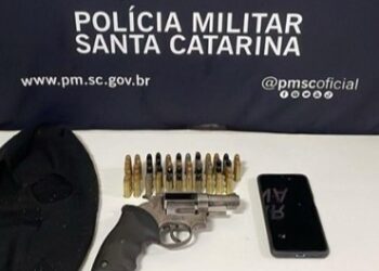 Homem é preso após efetuar disparos em frente à escola