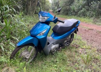 Duas pessoas ficam feridas após queda de motocicleta