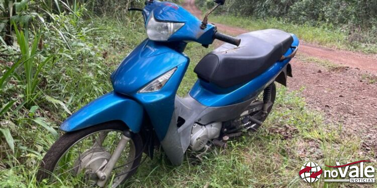 Duas pessoas ficam feridas após queda de motocicleta