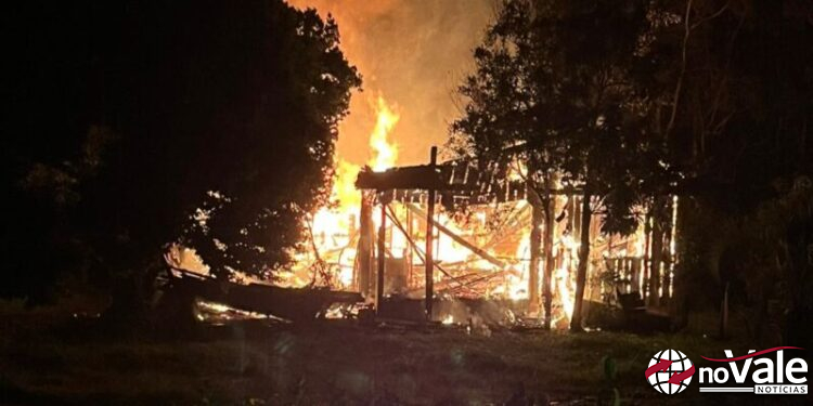 Incêndio destrói residência no interior de Xanxerê