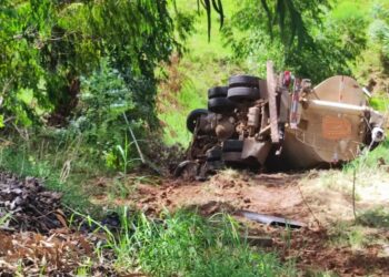 Caminhão fica sem freios e sai da pista no acesso a Passos Maia