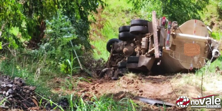 Caminhão fica sem freios e sai da pista no acesso a Passos Maia