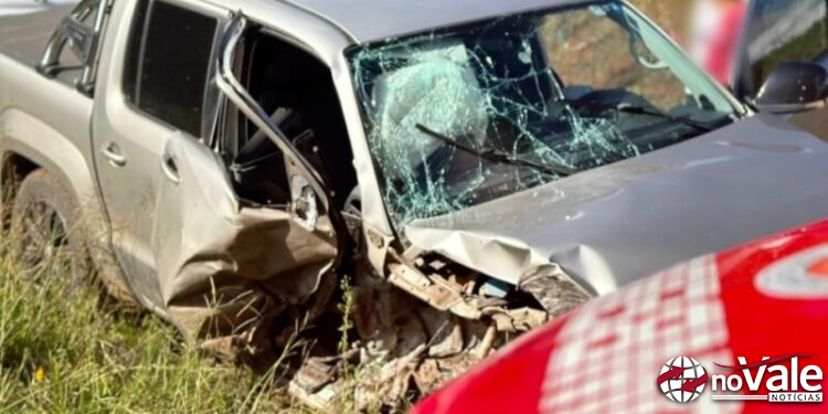 Veículo colide em árvore no interior Campos Novos