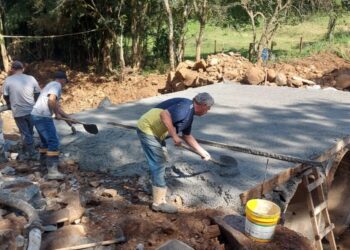 Equipes da Prefeitura de Ouro realizam a concretagem do pontilhão na estrada do Caçadorzinho