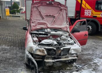 Incêndio em veículo é registrado no centro de Curitibanos