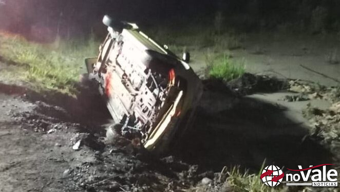 Motorista é encaminhado ao hospital após capotamento de veículo
