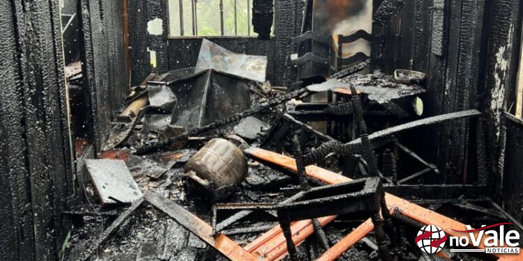 Incêndio em moradia mobiliza Bombeiros em Santa Cecília