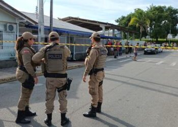 Homem é executado em carro na frente de creche em SC