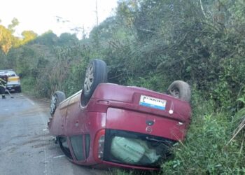 Veículo capota após saída de pista na SC-355 em Treze Tílias