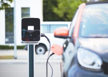 Quase 40% dos proprietários de carros elétricos consideram voltar aos motores a combustão