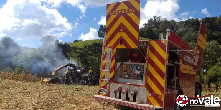 Bombeiros atendem incêndio em máquina agrícola no interior de Pinheiro Preto