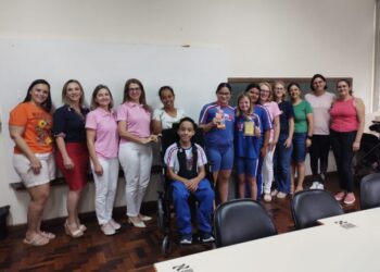 Aluno da Escola Mater Dolorum é agraciado com nova cadeira adaptada