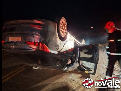 Capotamento de veículo deixa duas pessoas feridas em Ipuaçu