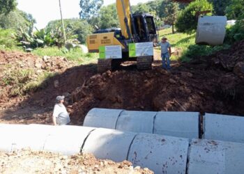 Iniciam obras de implantação de novas tubulações na estrada do Caçadorzinho interior de Ouro